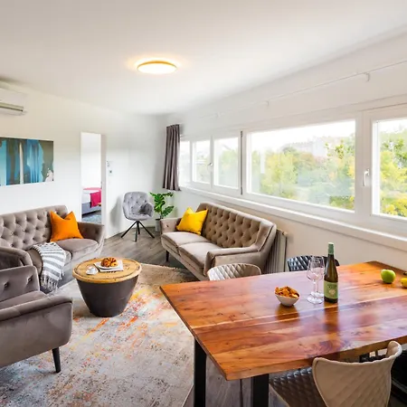 Urban Island I Riverside Apartment *