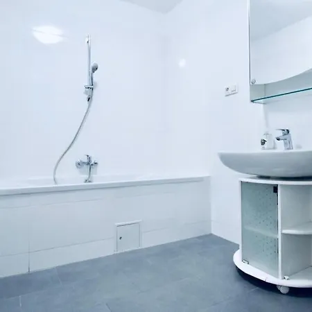 Comfy 4br With Terrace In Great Location Apartment