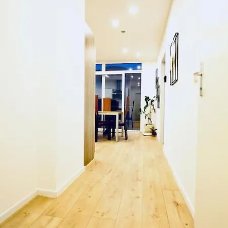Comfy 4br With Terrace In Great Location