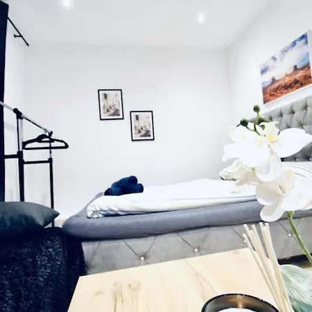 Comfy 4br With Terrace In Great Location Apartment