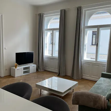 Grosszuegiger Wiener Altbau Gleich Neben Schoenbrunn