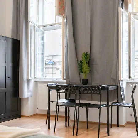 Amazing 2br Shared Only 7 Min To Wiener Stadthalle Apartment *