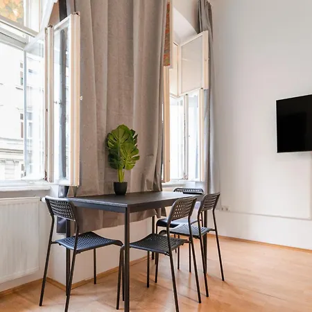 Apartment Amazing 2br Shared Only 7 Min To Wiener Stadthalle