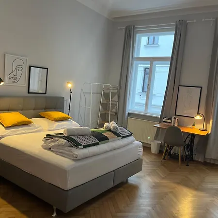 Grosszuegiger Wiener Altbau Gleich Neben Schoenbrunn Vienna