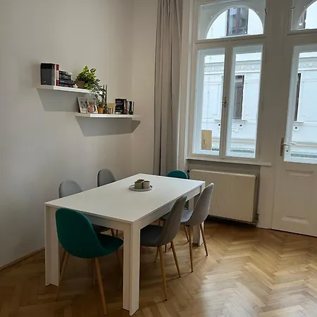 Grosszuegiger Wiener Altbau Gleich Neben Schoenbrunn *