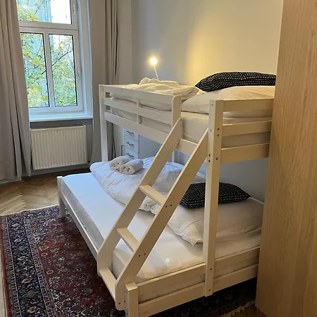 Grosszuegiger Wiener Altbau Gleich Neben Schoenbrunn * Vienna