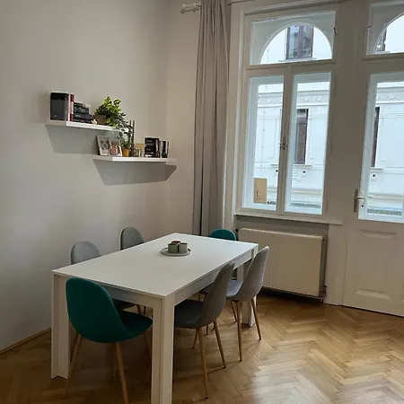 Grosszuegiger Wiener Altbau Gleich Neben Schoenbrunn