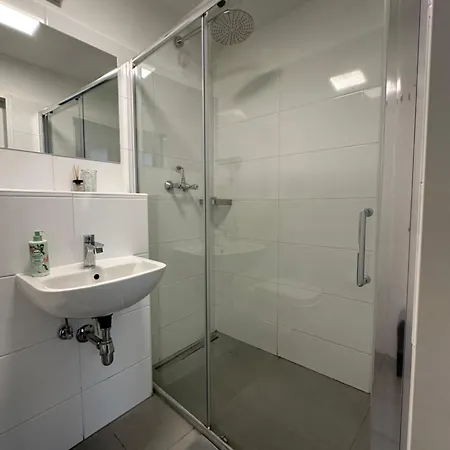 ベッド・アンド・ブレックファスト Housingplus