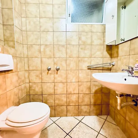 Exquisite In Shared With Garden & Parking *