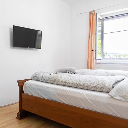 Exquisite In Shared With Garden & Parking Apartment *