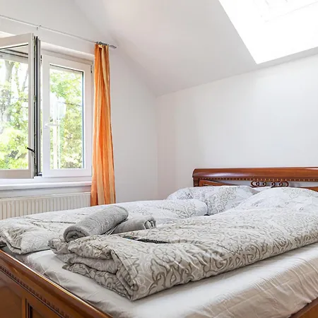 Exquisite In Shared With Garden & Parking Apartment *