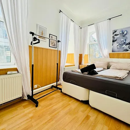 10 Bedroom For Groups, 8-min To Rathausplatz Apartamento Viena