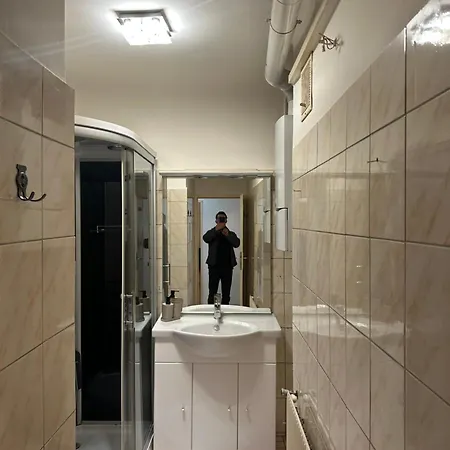 Cozy 2-bedroom Retreat Near Subway And Center Apartment