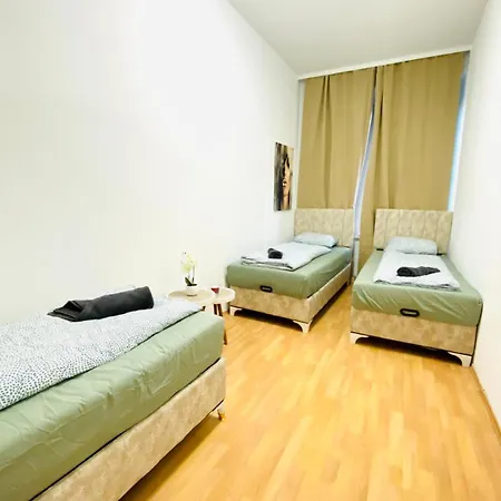 Bright 5br Shared W Great Transport Link *