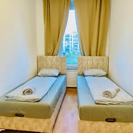 Bright 5br Shared W Great Transport Link Apartman *