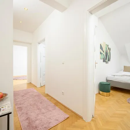 Rooftop Haven 120m, 3br, Terrace, Views! فيينا