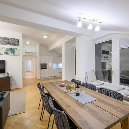 Rooftop Haven 120m, 3br, Terrace, Views! *