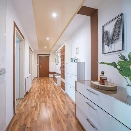 Big Luxury 3br Near Center