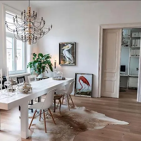 Apartment Designer Flat, Fully Furnished & Sunny *