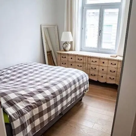 Designer Flat, Fully Furnished & Sunny * Vienna