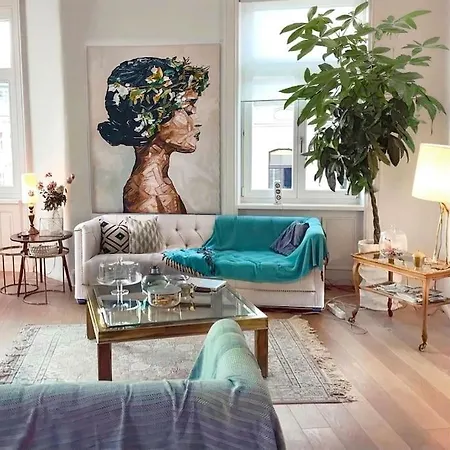 Designer Flat, Fully Furnished & Sunny *