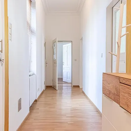 Convenient 3-br Shared Apt, 15 Min To Landstrasse Hub Apartment