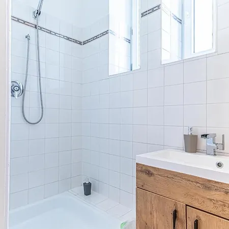 Convenient 3-br Shared Apt, 15 Min To Landstrasse Hub Apartment *