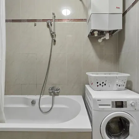 Two-bedroom Balcony Retreat For 4 Near Millennium Tower Apartamento
