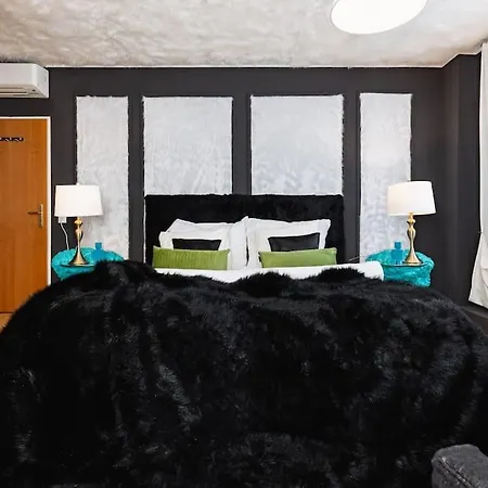 Free Parking-3br-200m2 House-ac-1000m2 Garden