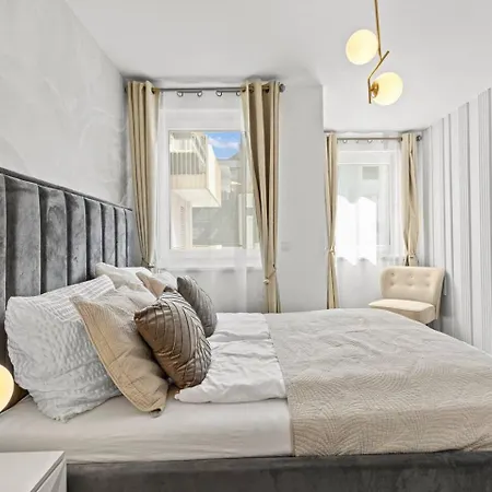 Apartment Balkon I Tiefgaragen Parkplatz I 5 Min Zum Einkaufszentrum I Schnelles Wlan