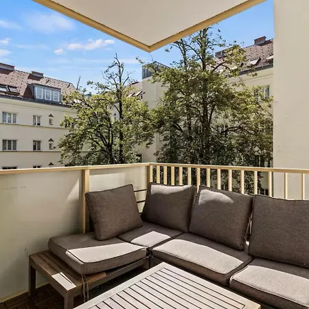 Balkon I Tiefgaragen Parkplatz I 5 Min Zum Einkaufszentrum I Schnelles Wlan Vienna