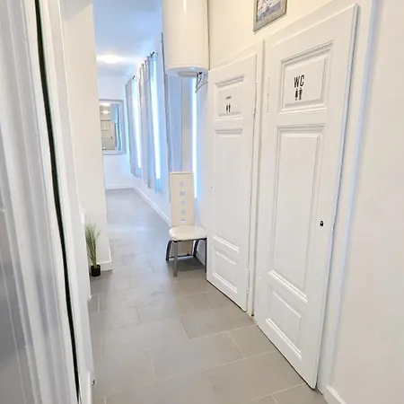 Comfortable In Lugner City Area