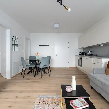 Elegant 1br Balcony Oasis By Hm