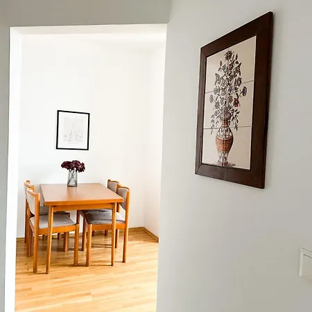 Free Parking & 2 Bedrooms Apartment