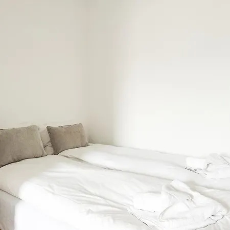 Free Parking & 2 Bedrooms Apartment *