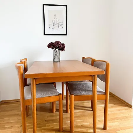 Free Parking & 2 Bedrooms Apartment *