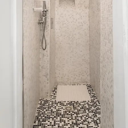 Spacious 2br Near Millennium & Danube Apartment Vienna