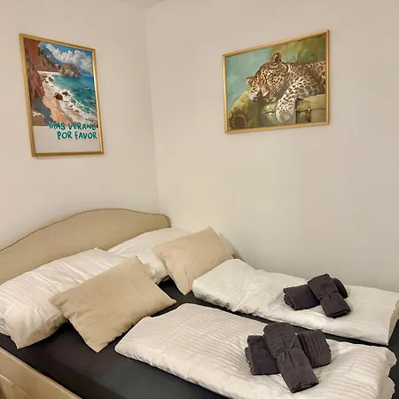 Апартаменты Stylish Modern With Terrace & Free Parking *