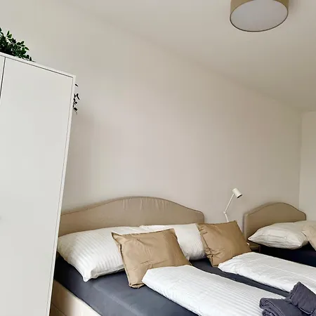 Stylish Modern With Terrace & Free Parking Апартаменты