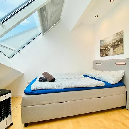Apartment Comfy Central 4-bedroom Shared With Two Levels