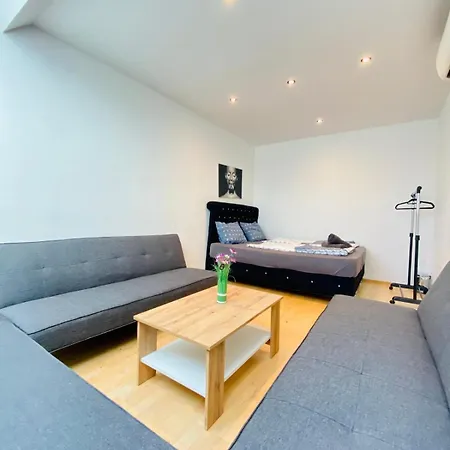 Comfy Central 4-bedroom Shared With Two Levels Apartment *