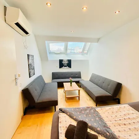 Apartment Comfy Central 4-bedroom Shared With Two Levels