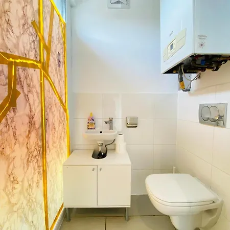 Comfy Central 4-bedroom Shared With Two Levels Apartment *