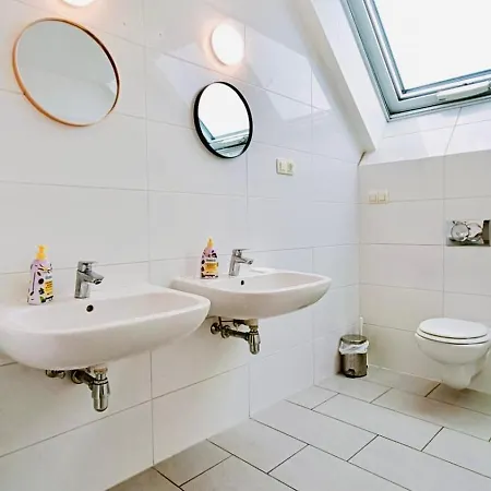 Comfy Central 4-bedroom Shared With Two Levels Vienna