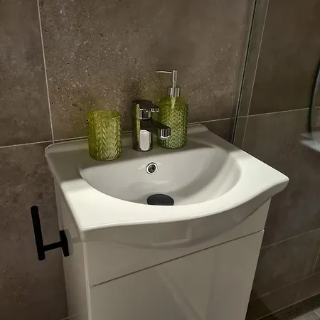 Urban Hideaway Airport Connection Apartment *