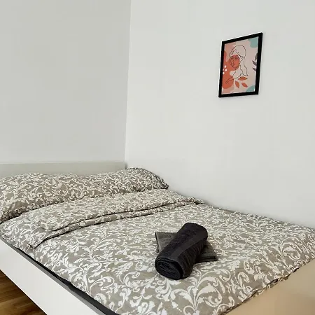 Sunny & Calm With Free Parking Apartment