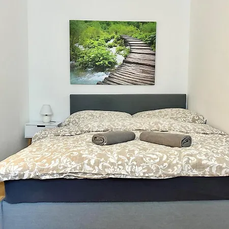 Sunny & Calm With Free Parking Apartment