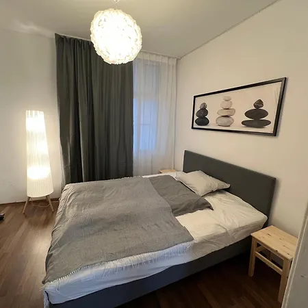 Charming New In Next To Stadthalle Apartment *
