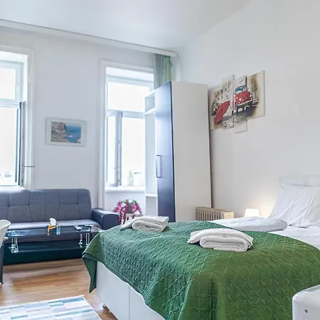 Homely Near Millenium Tower Apartment *