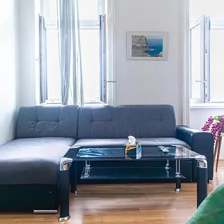 Homely Near Millenium Tower Apartment Vienna